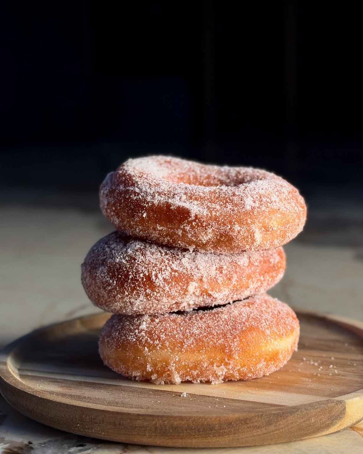 Trois donuts maison généreusement enrobés de sucre