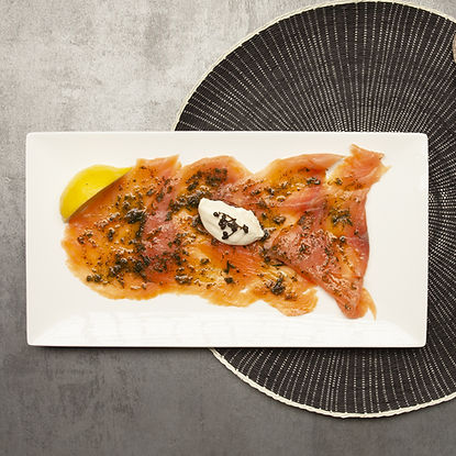 SAUMON FUMÉ AU POIVRE CORÉEN FERMENTÉ, ESTRAGON ET HUILE DE SÉSAME