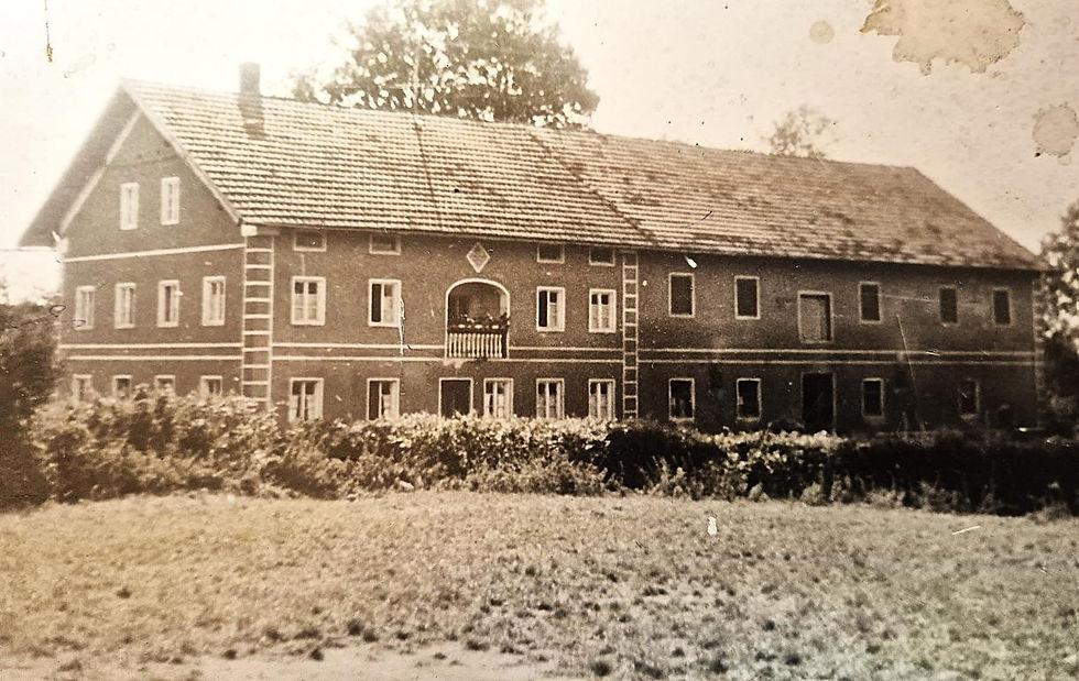 Beim Heigl um das Jahr 1950, im Vordergrund die Wiese auf der das ehemaligen Armenhaus der Gemeinde (heute Kirchenparkplatz) stand.