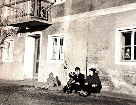 Aufnahme der vier Kinder der Eheleute Anton und Katharina Eschbaumer, Lene, Anton,
Franz und Christl vor ihrem Elternhaus auf der „Gred“, links oben der Balkon genannt
„Altana“