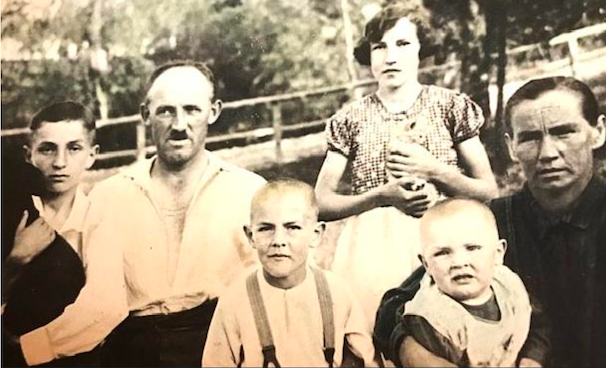 Opa Xaver, Oma Katharina, die Mutter Katharina, neben Opa links mit Hund Xaver der
Spätheimkehrer, in der Mitte Nikolaus und rechts der jüngste Hans. Sie hatten vier Kinder.