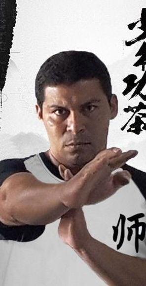 "Sifu Leo Lisboa, possível sucessor do Mestre Kim no comando da família Wing Chun Tao Chuan e Shaolin Chuan, caso o Mestre Kim o nomeie seu sucessor na hierarquia da família. Um profundo colaborador, formado recentemente em 2025 em plenitude pelo Mestre Kim. Sua morada atual, em Valparaíso, é um núcleo de formação presencial junto ao Wing Chun Kung Fu Temple."