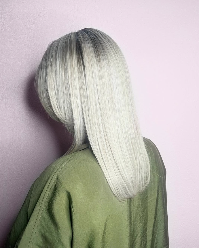 Vacker blond frisör i siluett.