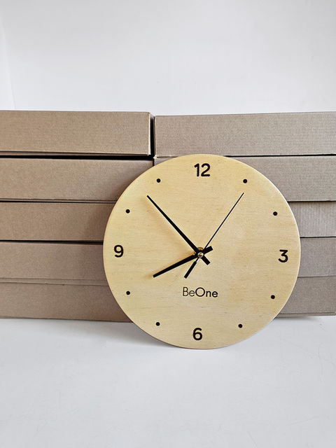 Reloj de madera con grabado empresarial