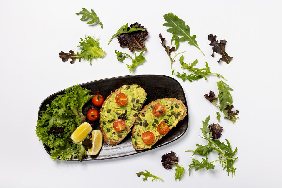 Avocado Brot mit Tomaten und Kürbiskernen