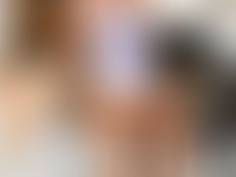 La sexy Madison Ivy se déshabille sur le comptoir