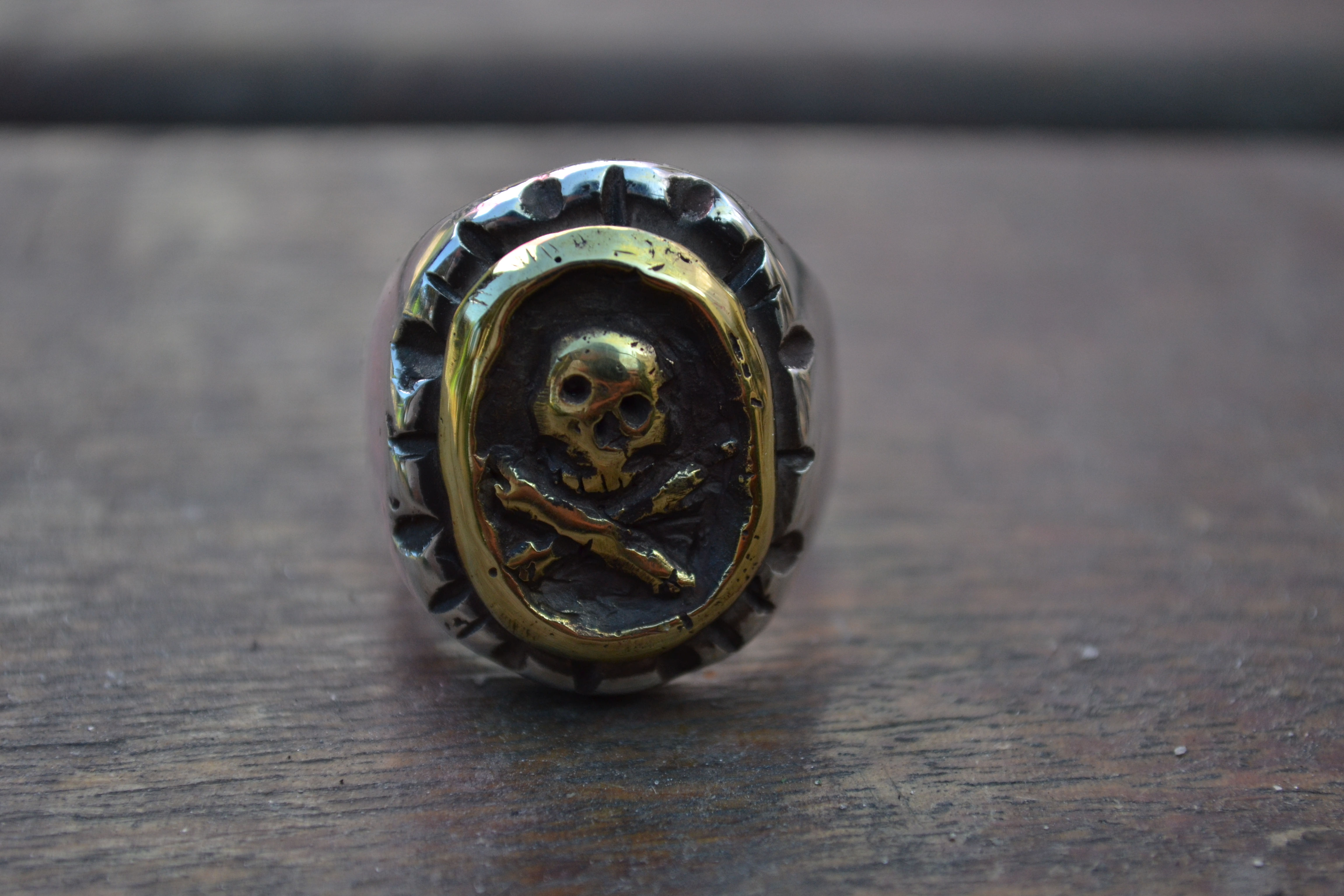 Anel em prata com bronze amarelo inspirado nos mexicans biker rings