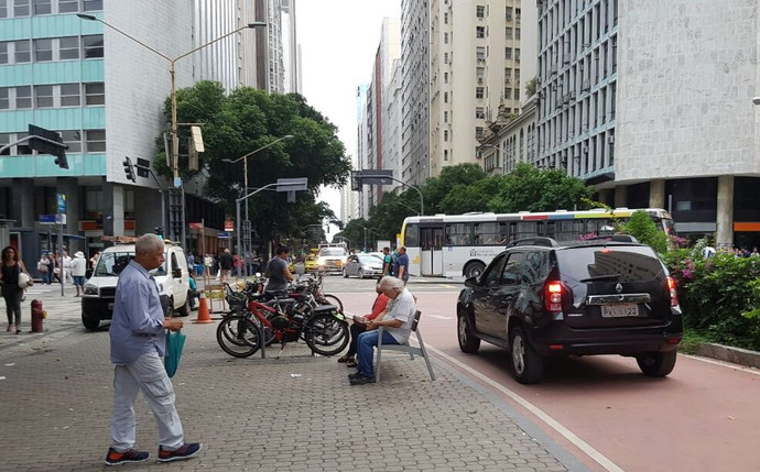 Flagra: carro circula em trecho exclusivo para pedestre e ciclista no Centro do Rio