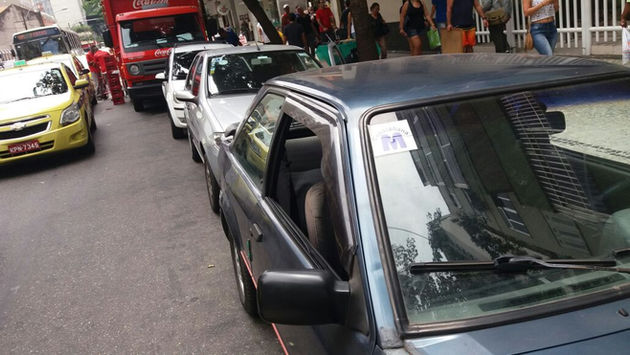 Flagra: Transporte irregular e estacionamento proibido em supermercado
