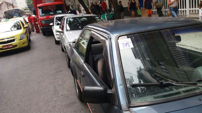 Flagra: Transporte irregular e estacionamento proibido em supermercado