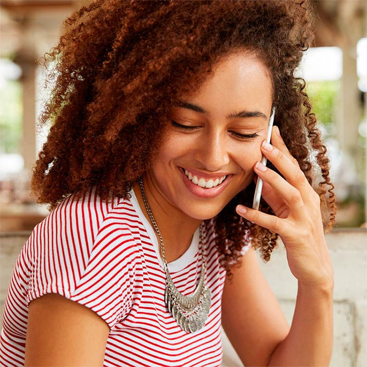 Chica marroquí guapa hablando por teléfono móvil con su la mejor tarifa móvil para marruecos desde España con Darna Telecom