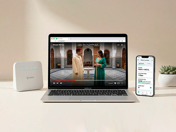 Portátil mostrando en su pantalla un contenido marroquí de Darna Telecom con su oferta de Fibra + Móvil con Darna TV Gratis.