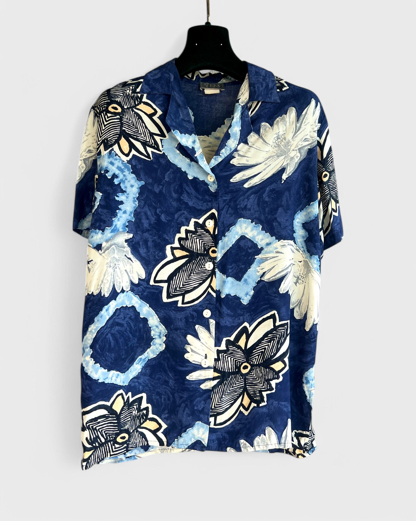 Chemise vintage bleu nuit à fleurs graphiques