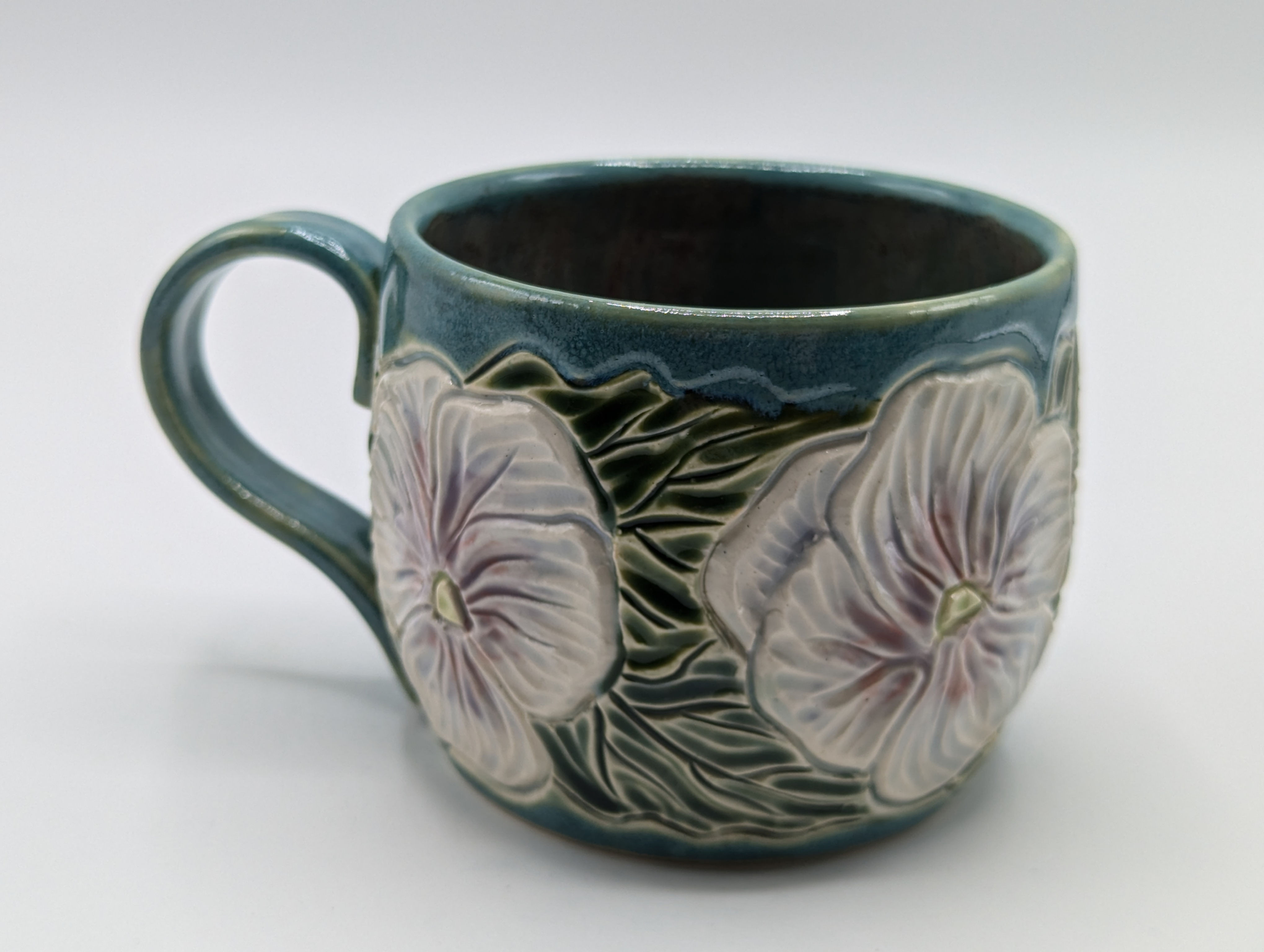 Pale purple pansy round mug