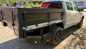 Unbounder Flatbed mit seitlichen Stauboxen und ausgezogenem Heckauszug – 800 × 1.400 mm Auszugsfläche