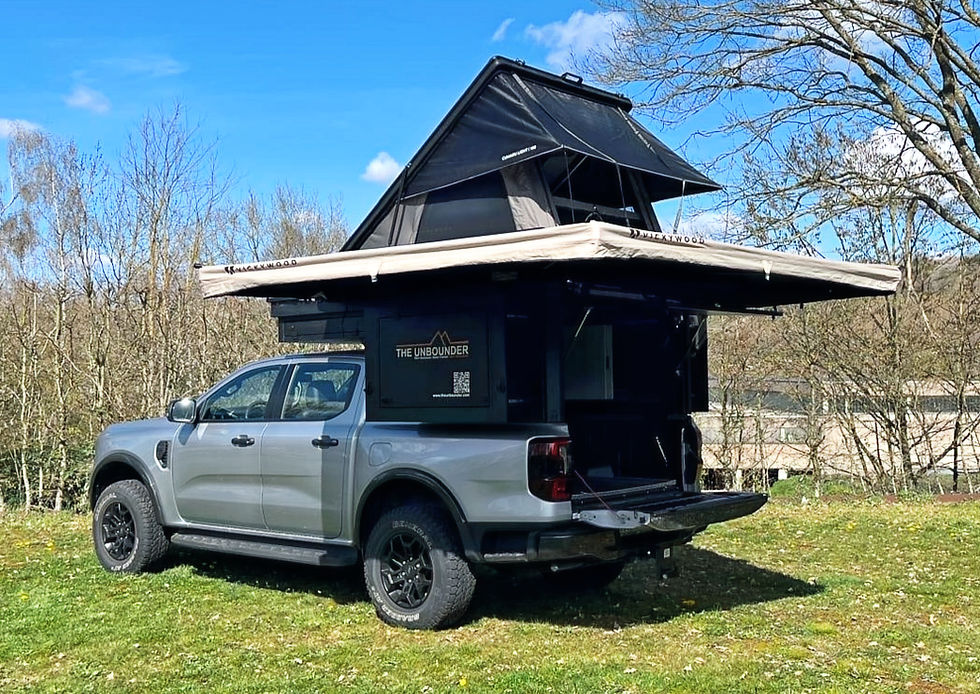 Unbounder Canopy Cabin Wohnkabine mit Slide-Outs und Dachzelt auf einem Pickup Pick-up offen von der Seite