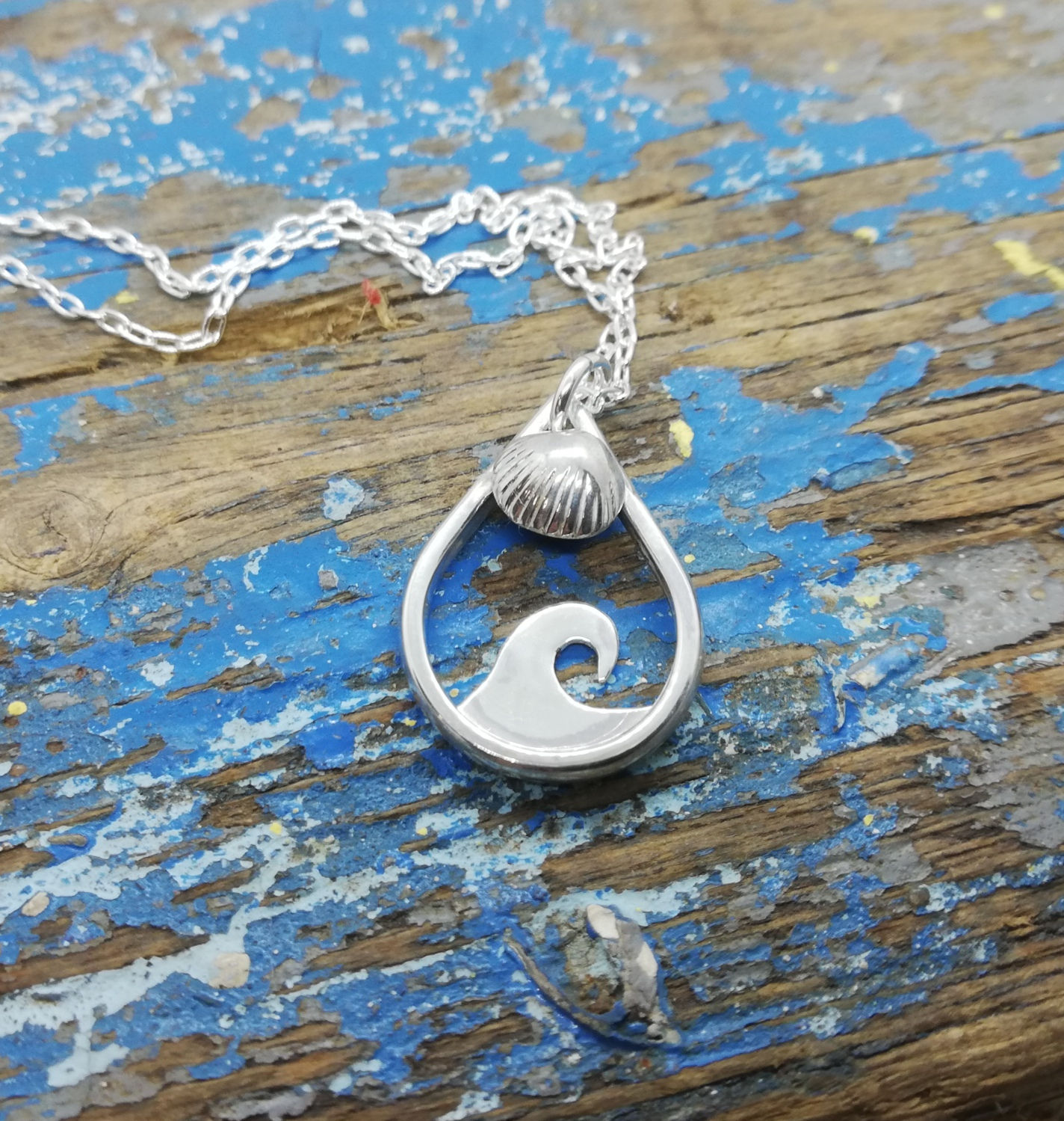 Wave and shell pendant 