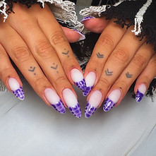 Hände mit frischer Gelmodellage mit Lila designe, ästhetisch präsentiert 