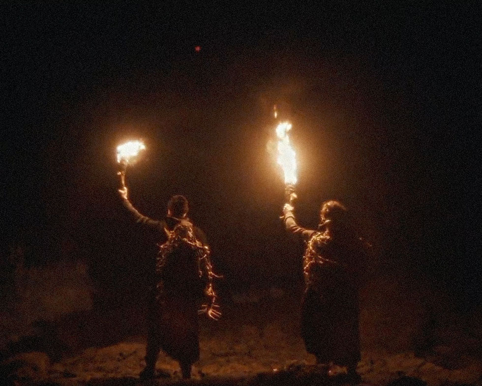 Fotograma del videoclip "The Outside"