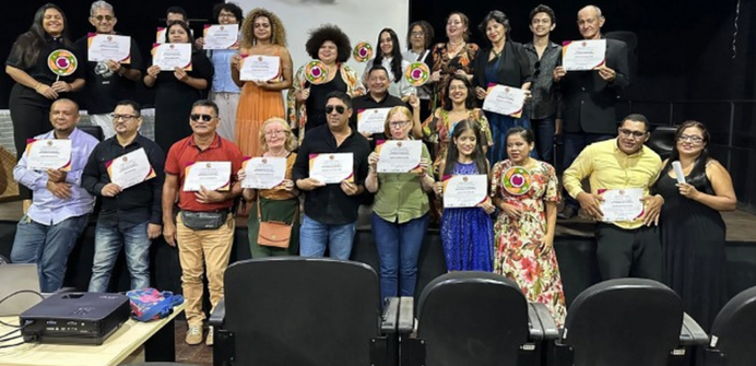 Grupo de pessoas segurando certificados, sorrindo e posando para a foto, participantes do curso de Formação no audiovisual para Pessoas com deficiência realizado por Keké Bandeira
