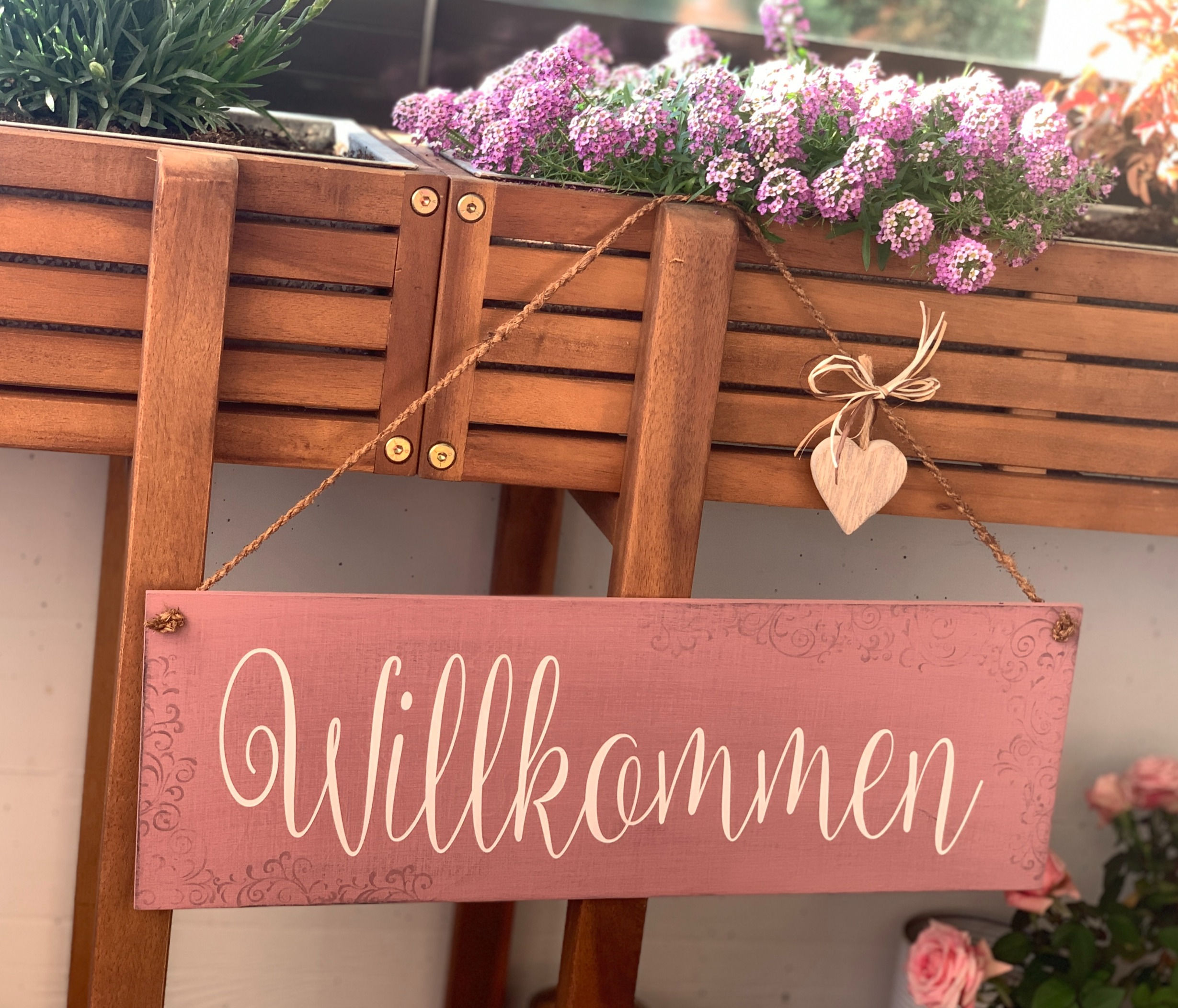 Schild Willkommen rosa mit Ornamenten