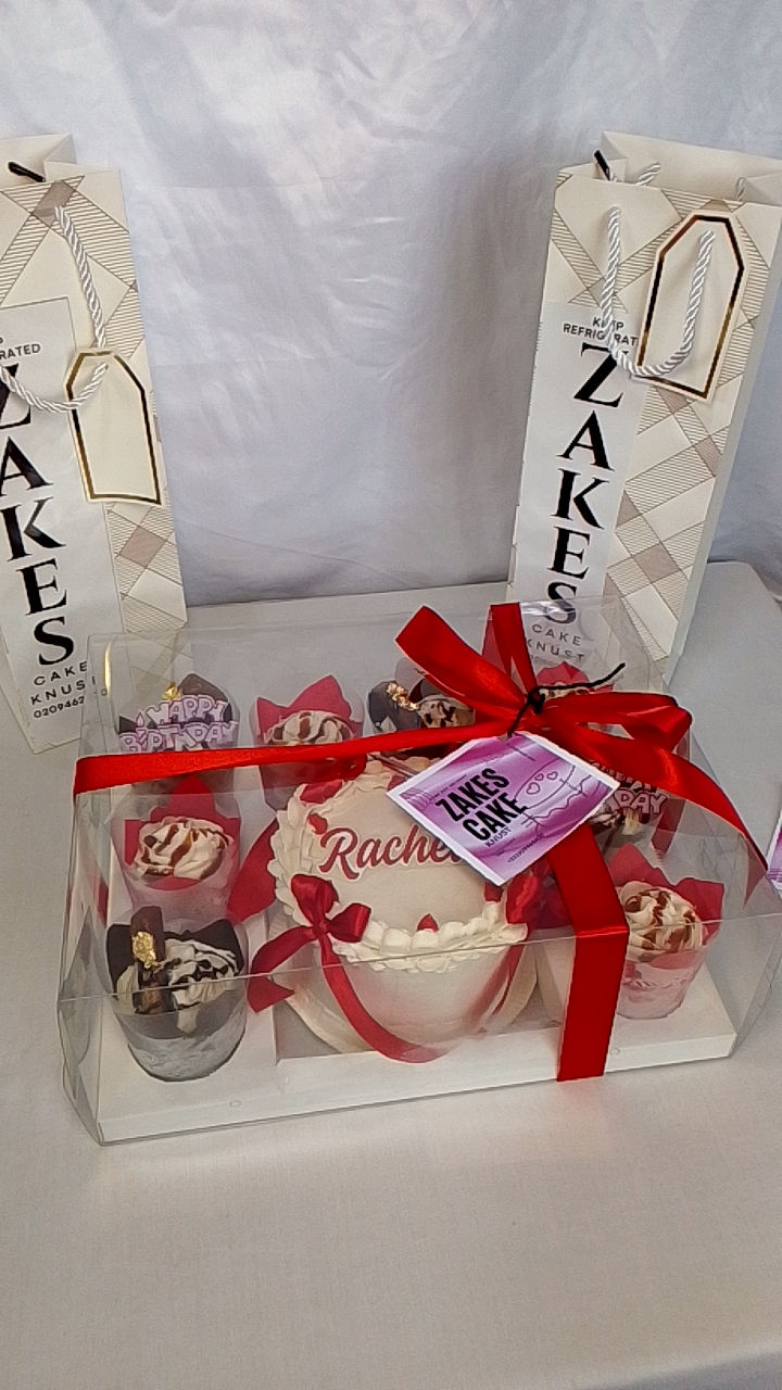Thumbnail: MINI CAKE WITH CUPCAKES KUMASI