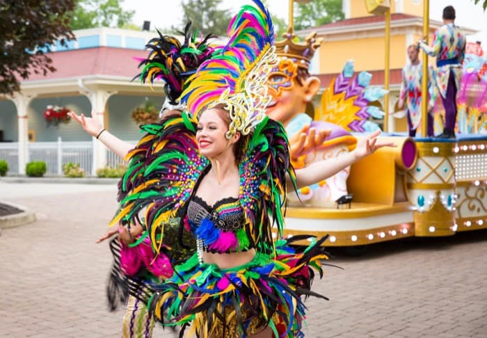 Performer-at-Spectacle-of-Colors-Parade-at-Grand-Carnivale.jpeg