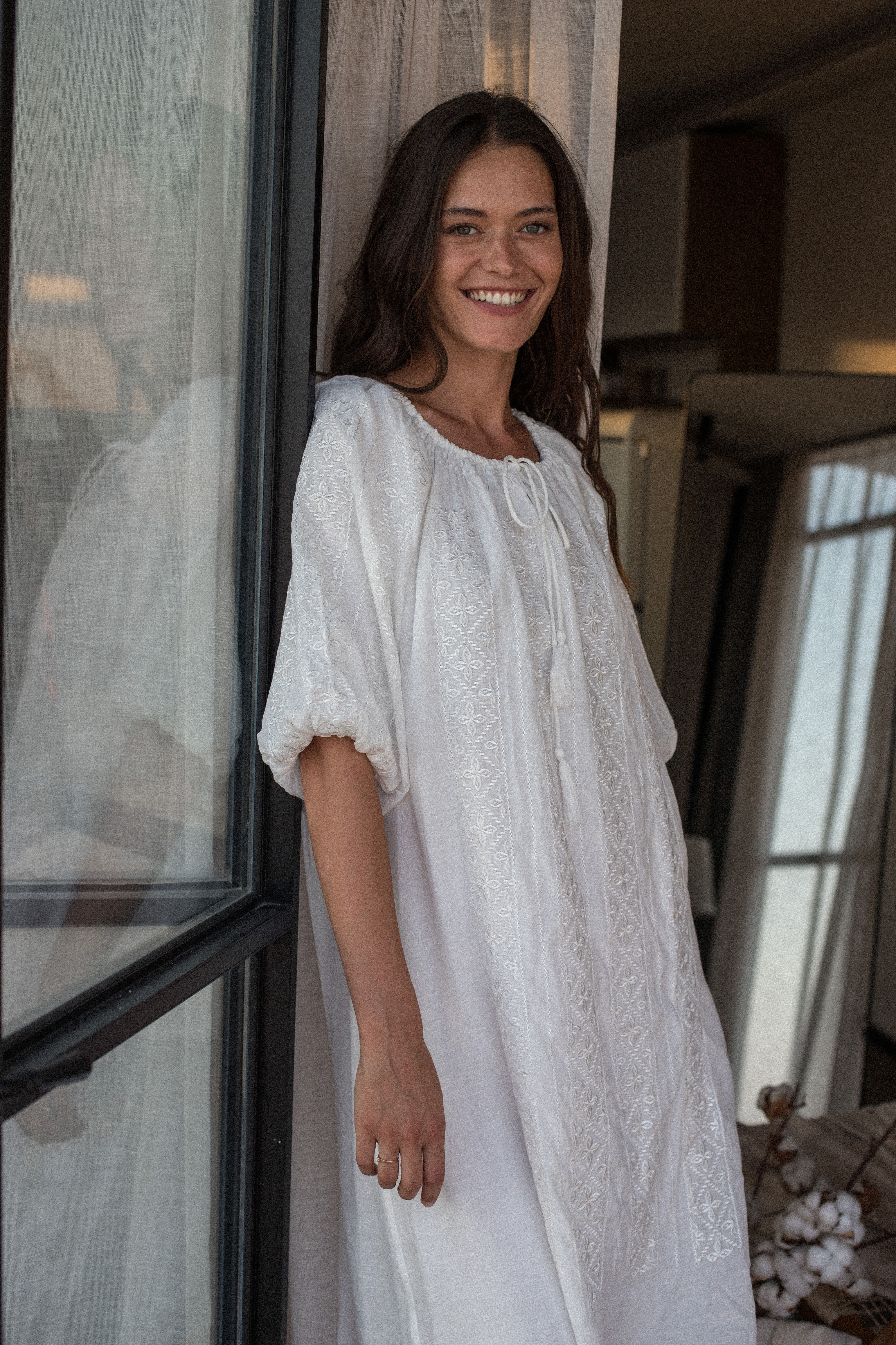 שמלת עדן | לבן אורך ברך