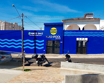 Prédio azul da FlashPool com logo