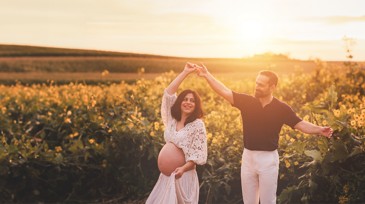 Golden Hour Babybauch Fotoshooting Sonnenblumen München