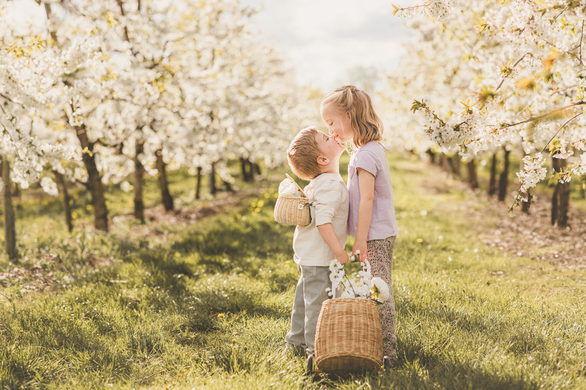 Frühling Kirschblüten Obstbäume Geschwister Fotoshooting München Fotografin