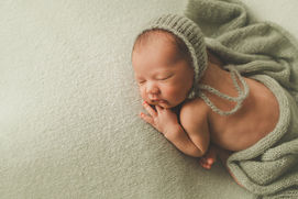 Newborn Baby Fotoshooting München Salbei Grün
