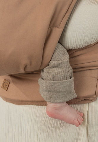 Baby in Halfbuckle Tragehilfe mit Anhock-Spreiz-Haltung