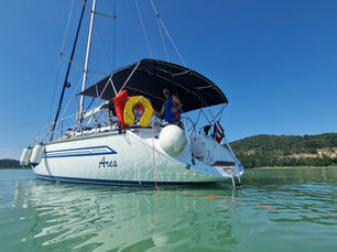 Balatoni vitorlás bérlés nyári időben egy vitorláson a tavon