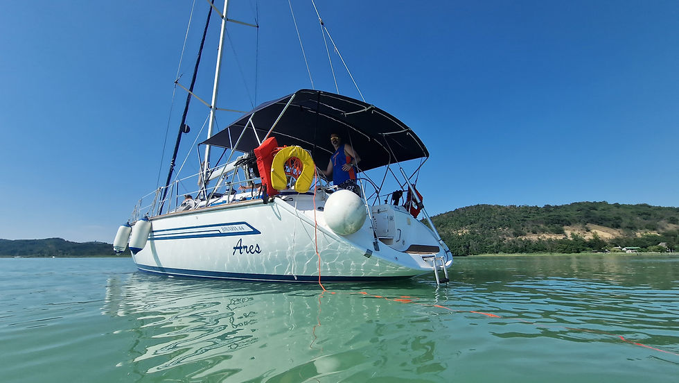 Balatoni vitorlás bérlés nyári időben egy vitorláson a tavon