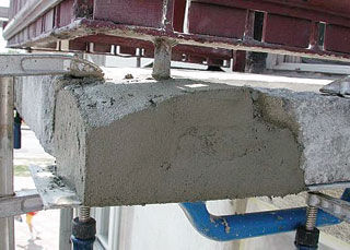 A hiányos, sérült betonrészek kijavítására szolgálnak a különféle vastagságban bedolgozható betonjavítóhabarcsok. A Durva javítóhabarcs 2-4 cm, a Finom javítóhabarcs 0,5-2 cm vastagságban, bármilyen helyzetben leválás veszélye nélkül a felületekre simítható