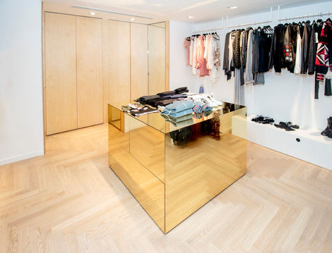 עיצוב פנים לחנות בגדים בתל אביב, שילוב חומרים ייחודי כמו ברזל לבן ועץ טבעי, יצירת קונספט ייחודי ואוירה מרעננת, בשיתוף פעולה עם בעלות החנות