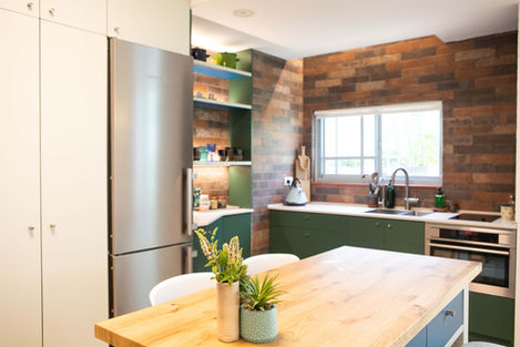 שיפוץ דירה קטנה בגבעתיים, חלל פתוח ומטבח איטלקי.