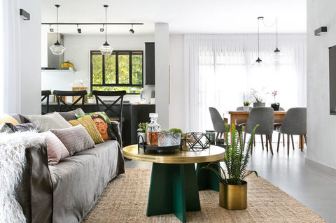 שיפוץ מקיף לבית פרטי בן 11 שנה במרכז הארץ, עיצוב פנים מודרני עם נגיעות מוזהבות, מעצבת פנים מחיר