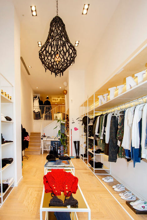 עיצוב חנות בגדים בתל אביב, קונספט ייחודי עם שילוב חומרים כמו ברזל לבן, עץ טבעי ומראה מוזהבת, יצירת אוירה יוקרתית ומרעננת, בשיתוף פעולה עם בעלות החנות