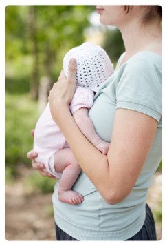 אם אוחזת את התינוק תצמוד עליה בתנוחת צפרדע נכונה