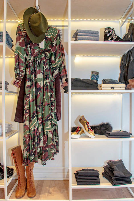 עיצוב חנות בגדים בתל אביב, אי של איחסון בנוי מראה מוזהבת, יצירת אוירה של שיק יוקרה והרבה נשמה, קונספט ייחודי ויוקרתי