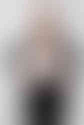 מבט מלפנים לתנוחה נכונה של תינוק במנשא