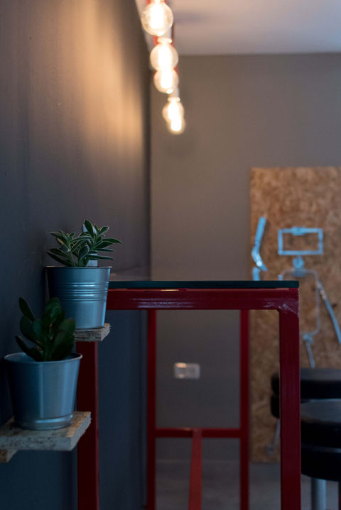 עיצוב חלל מסחרי בגודל 500 מ"ר עם משרדי חברה ומחסן פתוח, בעיצוב ייחודי על ידי מעצבת פנים מומלצת במרכז