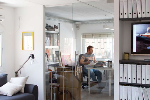 עיצוב חלל מסחרי בגודל 500 מ"ר עם תקרה גבוהה ומחסן פתוח על ידי מעצבת פנים בתל אביב