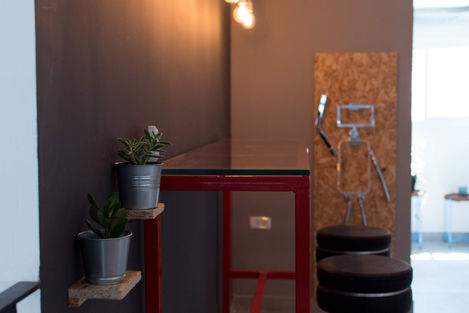 חלל מסחרי מעוצב בעיצוב ייחודי ומתקדם, עם מחסן פתוח ומשרדי חברה על ידי מעצבת פנים מומלצת בתל אביב