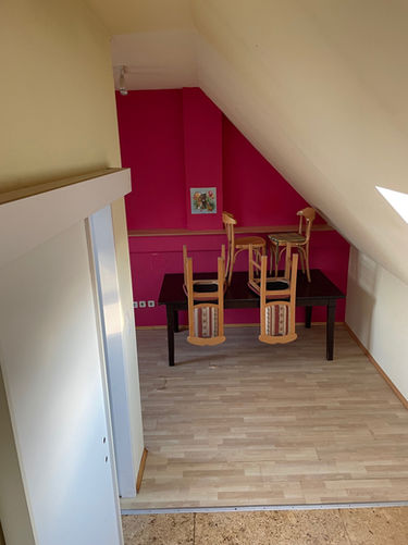 Verwinkeltes Schlafzimmer mit Bad