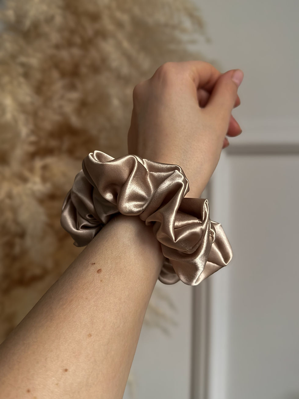 Thumbnail: large mulberry silk scrunchie 22 momme in beige  colour