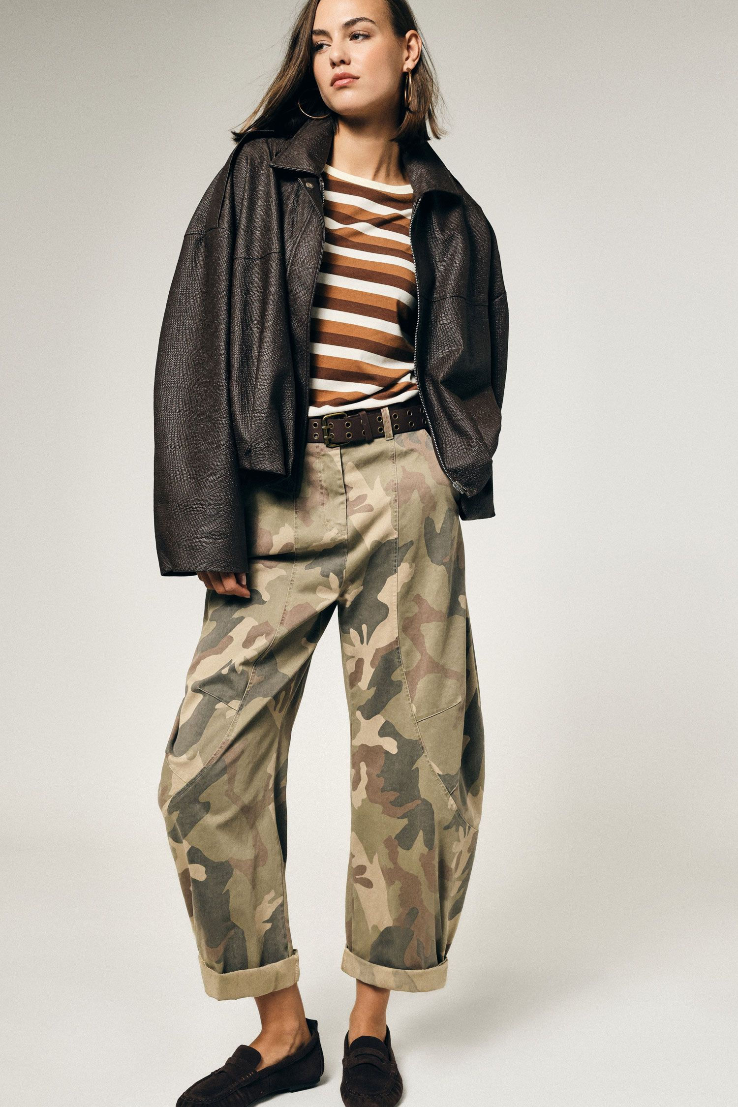 Pantalon palazzo imprimé camouflage avec ceinture