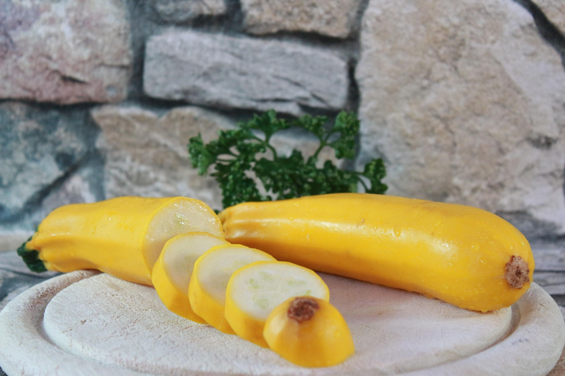 Zucchini Bananowy – Aromatische Zucchini mit leicht süßlichem Geschmack und festem Fruchtfleisch.